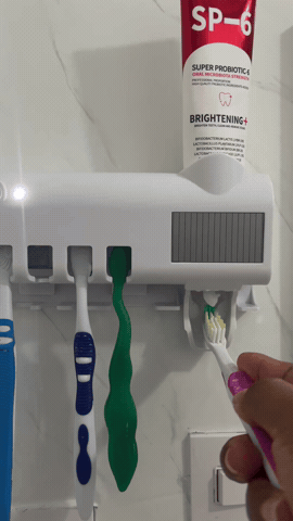 Dispenser de pasta dental en uso